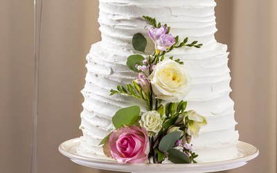 Jogurtová svadobná torta s čučoriedkami